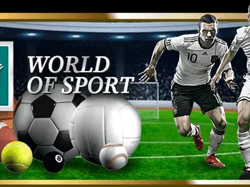 Cầu thủ bóng đá đang thi đấu trên sân