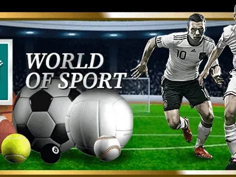 Cầu thủ bóng đá đang thi đấu trên sân